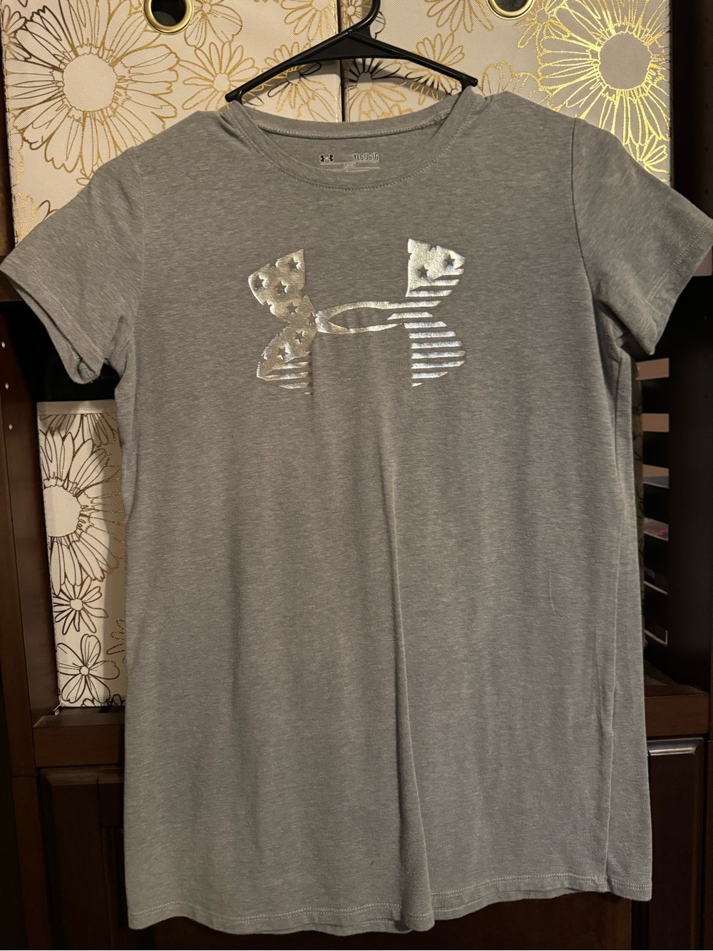 Under Armour Girls Gray T‑Shirt with Silver Logo